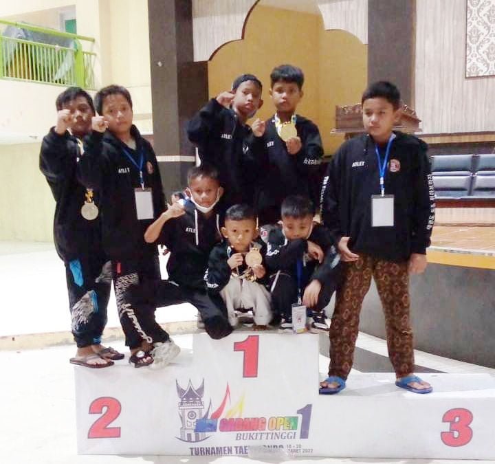 NAIK PODIUM--Para atlet-atlet taekwondoin Dojang Dojang Wirabraja SC ketika naik podium pada ajang Jam Gadang Open- I tahun  2022.
