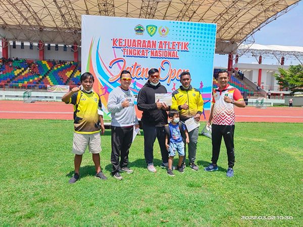NAIK PODIUM--Atlet lontar martil Sumbar Rafika Putra naik podium meraih medali emas di Kejuaraan Nasional Jateng Open 2022.