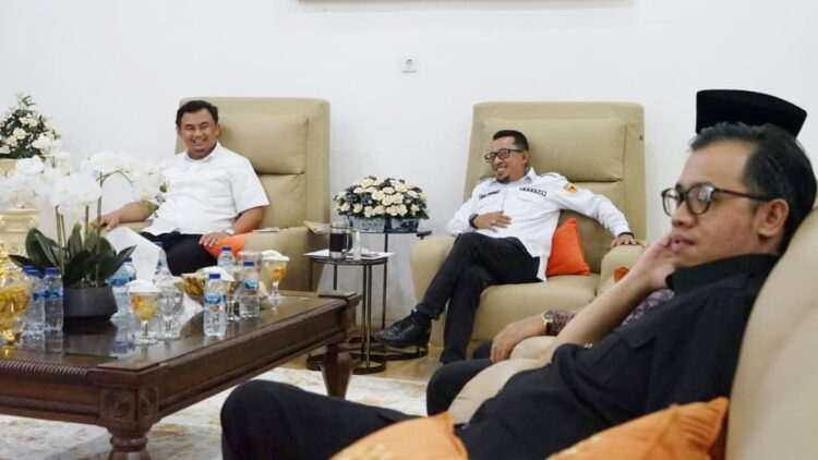 Jelang Ramadhan 1443 H, Kepala Daerah se-Sumbar Adakan Pertemuan Bahas Isu Strategis 1 DIALOG—Bersama Bupati Dharmasraya Sutan Riska Tuanku Kerajaan, Bupati Eka Putra duduk berdampingan saat kegiatan APKASI se-Sumbar.