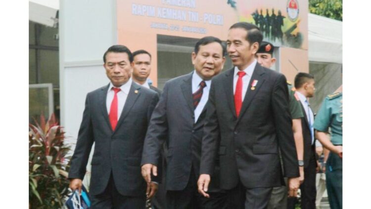 USAI RAPIM— Presiden Jokowi bersama Menteri Pertahanan Prabowo Subianto usai rapim dengan jajaran pejabat kementerian pertahanan (Kemenhan).