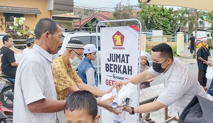 NASI KOTAK— Anggota DPRD Padang Manufer Putra Firdaus turut menyerahkan nasi kotak Jumat berkah dan snack di Masjid Al Mukhlisin, Jalan Enggang, Parupuk Tabing, Kecamatan Kototangah.