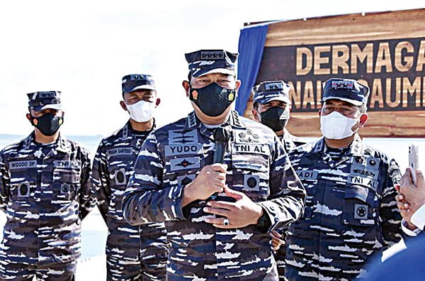 ARAHAN—KSAL Laksamana TNI Yudo Margono saat berikan arahan kepada prajuritnya.