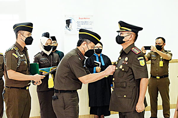 SERTIJAB— Kajati Sumbar sertijab tiga Kajari dan Koordinator Kejati Sumbar.