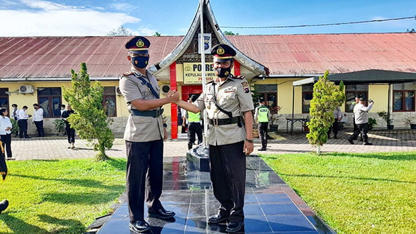 Beberapa Orang Perwira di Polres Mentawai Sertijab 1 SALAM—Kapolsek Sikakap, Iptu Januar bersama mantan Kapolsek Sikakap, AKP. Tirto Edhi salam komando.