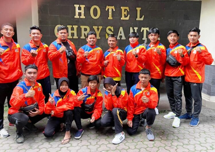 FOTO BERSAMA--Sejumlah karateka Lemkari Sumbar foto bersama di penginapan mereka di Hotel Chryant Jawa Barat.