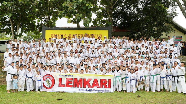 KARETEKA FOTO BERSAMA-Karateka yang tergabung dalam perguruan Pengprov Lemkari Sumbar foto bersama.