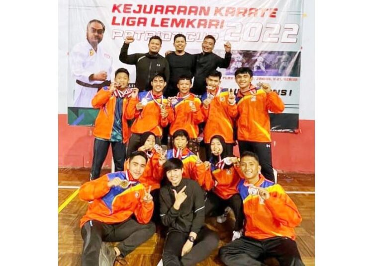 DULANG EMAS--Kareteka Lemkari Sumbar foto bersama usai memborong  8 medalli emas di ajang  Liga Lemkari I Piala Patriot Bandung Jawa Barat 2022.