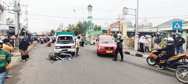 Lakalantas, Sepeda Motor Masuk Kolong Pick Up di Simpang Masjid Jamik Tarok 1 LAKALANTAS— Kecelakaan lalu lintas terjadi di Simpang Masjid Jamik Tarok, Guguk Panjang, Kota Bukittinggi melibatkan mobil pick up dengan sepeda motor, Kamis (10/3) pagi.