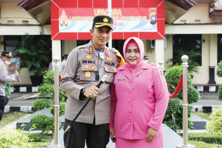 Kapolres Agam Segera Laksanakan Kenal Pamit 1 Kapolres Agam AKBP Dwi Nur Setiawan berasama isteri.