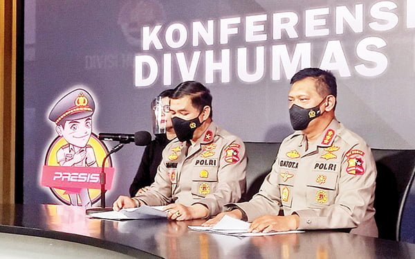 BERIKAN— Kepala Biro Penerangan Masyarakat (Karo Penmas) Divisi Humas Polri Brigjen Ahmad Ramdhan (kiri) saat memberikan keterangan di Mabes Polri, Kamis (24/ 3).