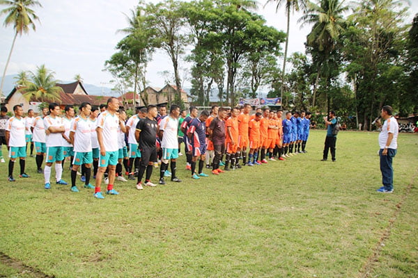 PEMBUKAAN LIGA— Ketua DPD LPM Kota Padang Irwan Basir Dt Rj Alam memberi sambutan saat membuka Liga Badunsanak  U 35 di  Lapangan Pahlawan Harimau, Kuranji.