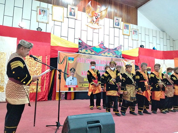 PELANTIKAN— Ketua LKAAM Sumbar Fauzi Bahar Dt Nan Sati MSi melantik kepengurusan LKAAM Solsel yang dikomandoi Atilla Masudi Dt  Sibungsu.