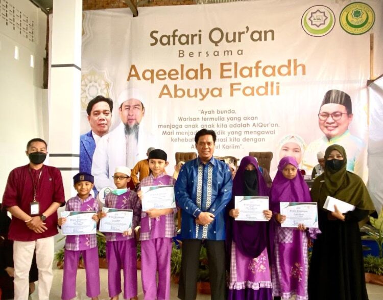 Baitul Maal Alfataya Apresiasi Penghafal Al Quran 1 PENGHARGAAN— Ketua Pengurus KSPPS BMT Al Fataya, Edhie Kusmana, MM usai menyerahkan penghargaan dan uang pembinaan kepada santri penghafal quran dalam program apresiasi santri penghafal quran.