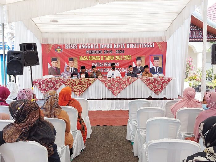 RESES— Ketua dan anggota DPRD Bukittinggi dari Dapi) Aur Birugo Tigo Baleh (ABTB) melaksanakan reses berkelompok untuk masa sidang II tahun 2021/2022.