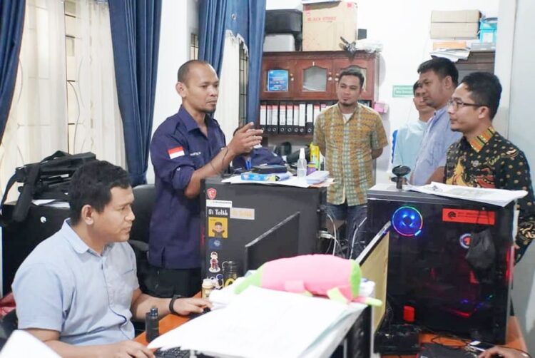 STUDI TIRU—Kabid IKP, Maryulis Max, S.Sos, M.I.Kom jelaskan kepada tamunya bagaimana mampu mengelola informasi kemudian mendiseminasikannya kepada publik .