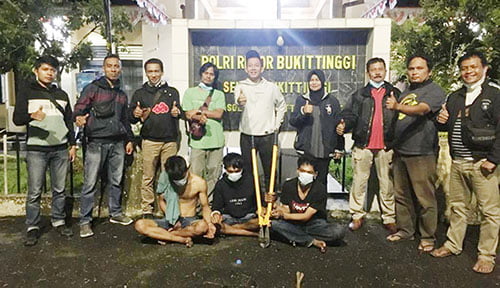 Komplotan Spesialis Pembobol Toko Bangunan Diciduk di wilayah Kota Bukittinggi, Bawa Mobil Pikap, Beraksi Malam Hari 1 PEMBOBOL TOKO— Tiga pelaku komplotan spesialis pembobol toko bangunan ditangkap
jajaran Polres Bukittinggi.