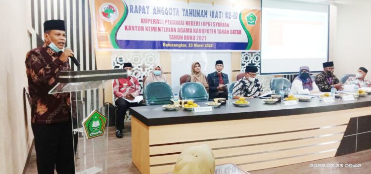 KPN Syahri‘ah Kabupaten Tanah Datar Menggelar RAT Tahun Buku 2021 1 Koperasi Pengawai Negeri (KPN) Syari’ah Kantor Kementerian Agama Kabupaten Tanah Datar menggelar Rapat Anggota Tahunan (RAT) yang ke-39 Tahun Buku 2021, di aula Kantor Kemenag Tanah Datar Jalan M. Yamin Bukit Gombak Batusangkar, Kamis (24/3).