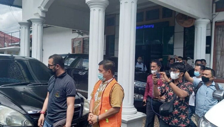 Diduga Korupsi Dana Covid-19, Kadinkes Payakumbuh Ditahan Jaksa 1 DITAHAN— Kadinkes Payakumbuh, Bakhrizal yang mengenakan rompi oranye dan berstatus tersangka dugaan korupsi dana Covid-19, digiring Jaksa Kejari Payakumbuh untuk dibawa ke Lapas Kelas II B Payakumbuh