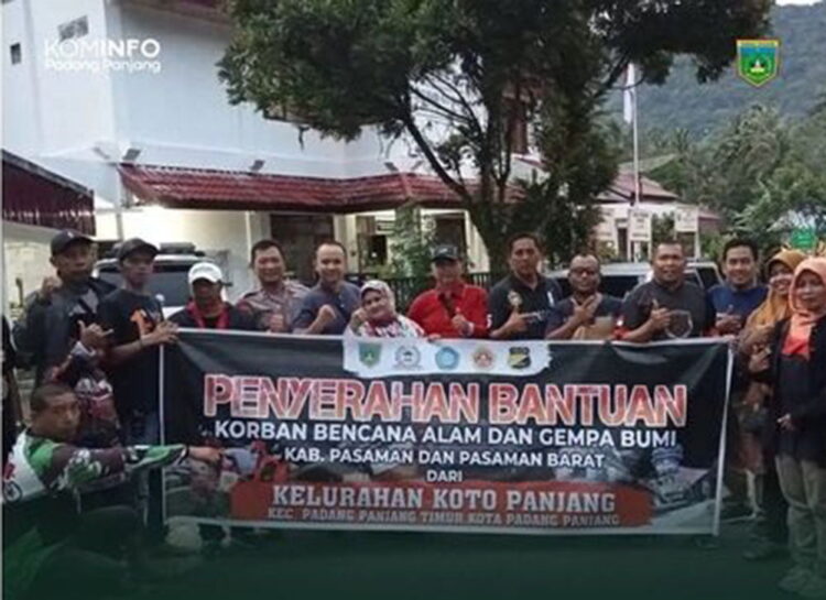 BANTUAN—Kelurahan Koto Panjang, Kecamatan Padang Panjang Timur (PPT) saat berangkat mengantarkan sumbangan bantuan gempa Pasaman.