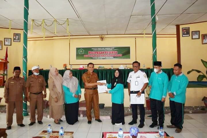 PELEPASAN— Ketua STIT SB Pariaman Neni Triana melepas mahasiswa Kuliah Kerja Nyata (KKN) di Padangpariaman.