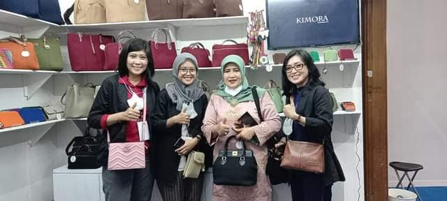 KUNJUNGI—Ketua Dekranasda Kabupaten Padangpariaman Ny Yusrita Suhatribur, saat mengunjungi stand pameran kerajinan seluruh Indonesia.