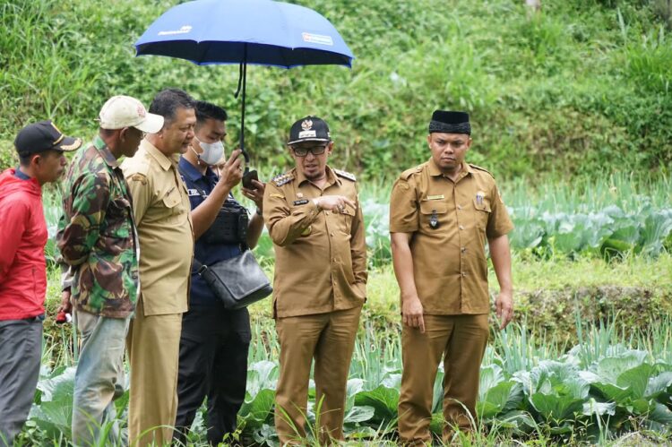 Bupati Tanah Datar Kunjungi Nagari Singgalang, Jalan Usaha Tani ”Patamuan” segera Dibangun 1 DISKUSI—Bupati Tanahdatar Eka Putra berdiskusi dengan wali nagari serta OPD saat mengunjungi Nagari Singgalang.