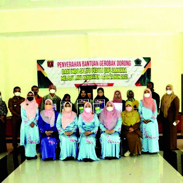 SALURKAN— LKKS Kabupaten Agam foto bersama usai menyalurkan bantuan perantau Minang Indo Jalito Peduli (IJP) Jakarta, berupa gerobak kepada pedagang kecil di Agam.