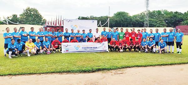 PERTANDINGAN PERSAHABATAN—  Pemain yang mengikuti laga persahabatan Bank Nagari-Pemprov berfoto bersama, dan menandai dibukanya Turnamen Sepakbola Antar Zona Bank Nagari, Sabtu (5/3).