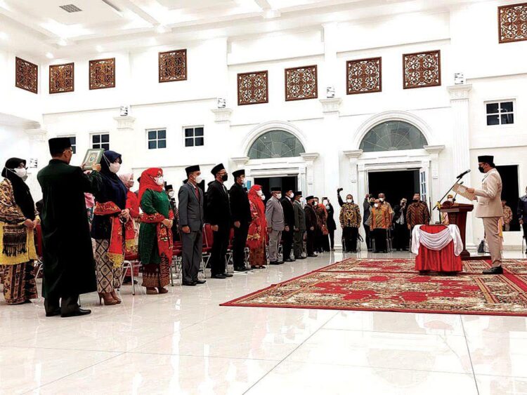 SUMPAH JABATAN— Wako Bukittinggi Erman Safar melakukan pengambilan sumpah dan jabatan saat pelantikan pejabat eselon II, III dan IV di lingkungan Pemko Bukittinggi, Rabu (2/3).