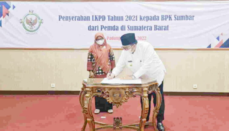 SERAHKAN— Bupati Pasaman Benny Utama 
saat menyerahkan Laporan Keuangan 
Pemerintah Daerah (LKPD) tahun anggaran 
2021 ke Badan Pemeriksa Keuangan 
(BPK) perwakilan Sumbar