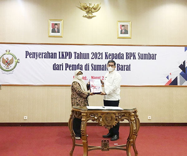 SERAHKAN LKPD— Wali Kota Sawahlunto Deri Asta menyerahkan LKPD kepada Kepala BPK Perwakilan Sumbar Yusnadewi.