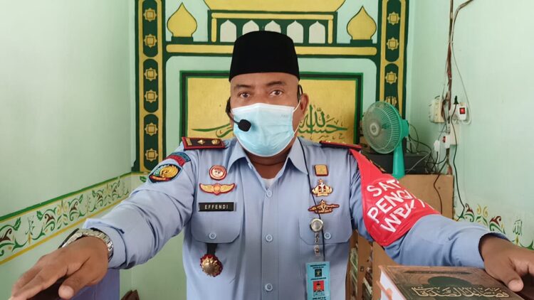 SAMBUTAN— Kepala Lapas Klas IIB Pariaman Effendi saat memberikan sambutan pada kegiatan Isra’ dan Mikraj di Masjid At-Taubah Lapas Pariaman, Rabu (9/3).