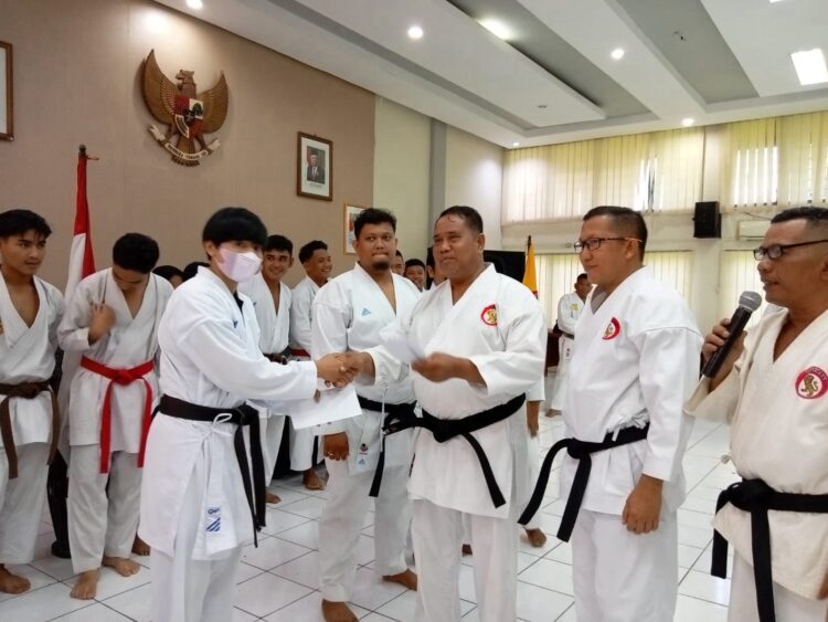 SERAHKAN BONUS—Pengurus Lemkari Sumbar Firdaus Ilyas menyerahkan bonus kepada karateka Sumbar yang berprestasi  di  Liga Lemkari I Piala Patrion Bandung.