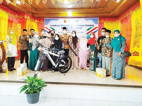 Anggota DPR RI Ade Rezki Sorot Penanggulangan Stunting di Kabupaten Agam 1 FOTO BERSAMA—Foto bersama usai melaksanakan osialisasi dan advokasi penanggulangan stunting bersama anggota Komisi IX DPR Ade REzki Pratama di Kecamatan Baso.