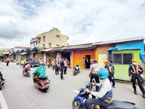 DIBONGKAR— Sejumlah kios yang berdiri di atas lahan milik PT. KAI dibongkar petugas dari jajaran PT. KAI Divre II Sumbar. Selain melanggar aturan, kios itu juga difungsikan sebagai warung menjual tuak yang membuat resah warga.