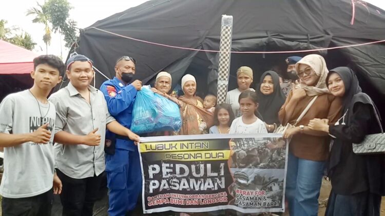 Warga Komplek Perumahan Lubuk Intan dan Pesona II, Kel Lubuk Buaya, Kota Padang antarkan paket bantuan untuk korban gempa di Malampah, Kec Tigo Nagari, Kab Pasaman, Sabtu (5/3) .