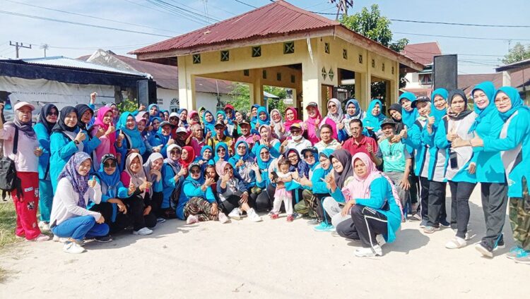 FOTO BERSAMA— Lurah Kuranji Kasman Efendi, Ketua RW XI  Jalan Jeruk Blok G Perumnas Belimbing Usman Gumanti dan Ketua Komunitas Senam Sehat Warga RW XI Jalan Jeruk Blok G Perumnas Belimbing  Elina Yanti dan anggota komunitas senam berfoto bersama usai berolahraga senam.