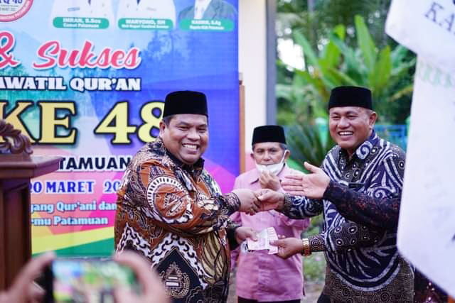 SERAHKAN SUMBANGAN—Bupati Padangpariaman Suhatri Bur saat menyerahkan sumbangan pelaksanaan MTQ.