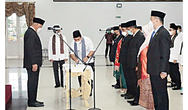 Kalaksa BPBD Kota Padang Naik Kelas, Barlius Diangkat jadi Kepala Dinas Pendidikan Sumbar 1 6 PEJABAT DILANTIK — Gubernur Mahyeldi Ansharullah melantik dan mengambil sumpah jabatan enam pejabat pimpinan tinggi pratama di lingkup Pemprov Sumbar, di Auditorium Gubernuran Sumbar, Jumat (18/3). Kalaksa BPBD Padang Barlius dalam kesempatan itu dilantik menjadi Kepala Dinas Pendidikan Sumbar.