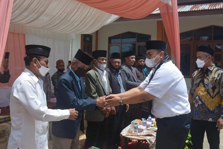 SALAMAN—Wakil Bupati Tanahdatar Richi Aprian bersalaman dengan tokoh masyarakat dan pengurus masjid, saat  peresmian Masjid Jami’ Jamaah Syathariyah, Nagari Andaleh, Kecamatan Batipuh, Minggu (20/3).