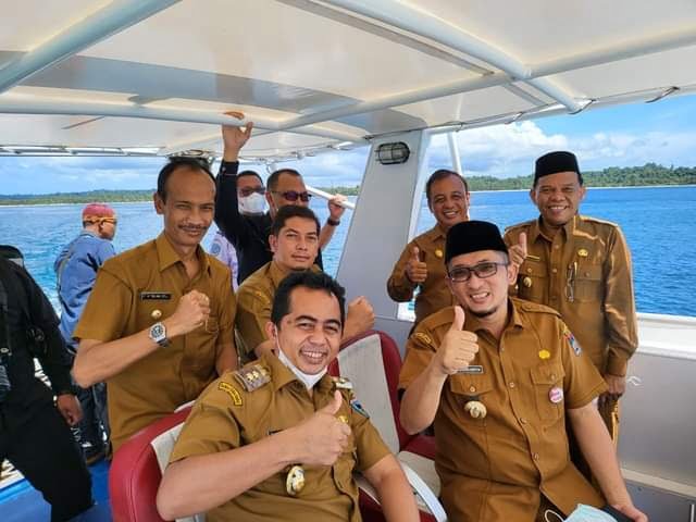 KUNJUNGI MENTAWAI— Wabup Padangpariaman Rahmang  bersama kepala daerah se- Sumbar usai terima penghargaan.