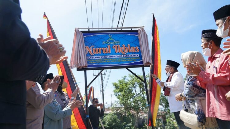 RESMIKAN—Bupati Tanahdatar Eka Putra resmikan pemakaian Masjid Nurul Ikhlas Panyalaian.