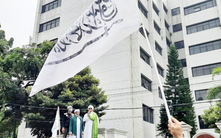 ORATOR— Menantu Habib Rizieq Shihab, Hanif Alatas saat menjadi orator Aksi Bela Islam PA 212 di depan Kantor Kementerian Agama, Jakarta Pusat, Jumat (4/3).