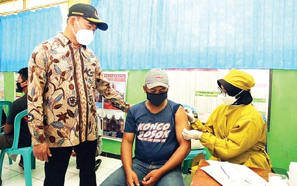 PANTAU—Menko PMK Muhadjir Effendy saat memantau pelaksanaan vaksinasi Covid-19 dan booster.