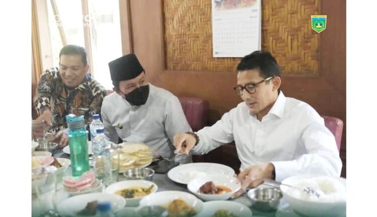 Menparekraf Sandiaga Uno Berharap, Ada Iven Bangkitkan Pariwisata Padang Panjang 1 MAKAN RENDANG— Sandiaga Uno ditemani Wawako Asrul menikmati makan di rumah makan Pak Datyak di Silaing Bawah, Padang Panjang Barat, Sabtu (26/3).