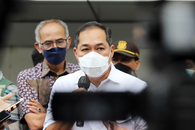 dampingi— Dirjen Perdagangan Dalam Negeri, Kemendag, Oke Nurwan mendampingi Menteri Perdagangan Muhammad Lutfi di Pasar Senen, Jakarta, Rabu (17/3).