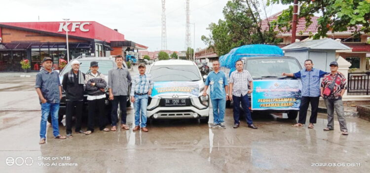 BANTUAN SEMBAKO— Hendrik, Koordinator Lapangan Penyerahan Sembako Minang Sarantau Papua sampai di lokasi untuk menyerahkan bantuan sembako korban gempa Pasaman dan Pasaman Barat.