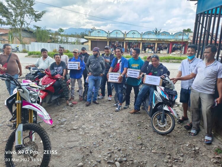 GALANG DANA— Grup Minang Serantau Distrik Wamena, Kabupaten Jayawijaya, Provinsi Papua saat menggalang donasi.