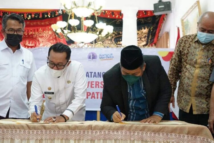 TANDA TANGAN —Bupati Tanhdatar tanda tangan MoU kerja sama dengan Unes Padang.