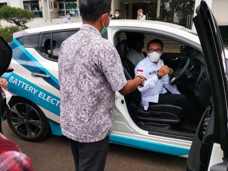 TEST DRIVE— Bupati Tanah Datar Eka Putra saat melakukan tes driver mobil listrik yang diperkenalkan oleh PLN.